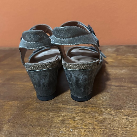 Taos Buckle Up Wedge Sandal EU 39 Olive Green Stone Leather - Picture 6 of 12